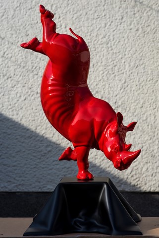 Rhino danseur Red Gloss Big  de Wttrwulghe Xavier